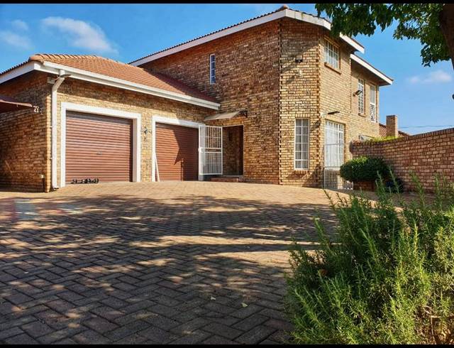 4 BEDROOM HOUSE FOR SALE IN MIEDERPARK